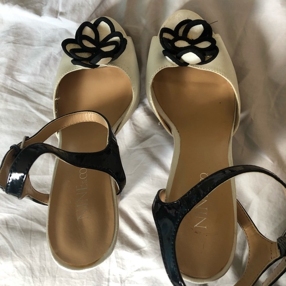 Nine West Black and White with Flower Size 8 US - Picture 2 of 5
